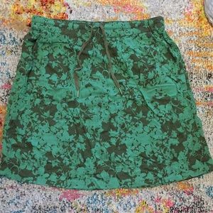Eddie Bauer greenery design skirt with pockets